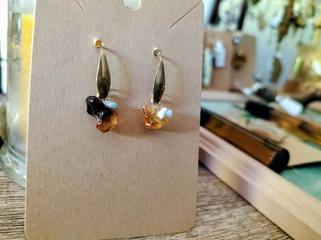 Ambre paire de boucles d'oreilles avec paillettes de turquoise et résine de cerisier