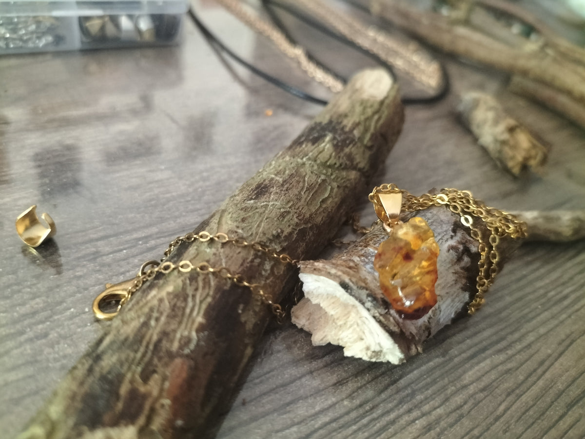 Collier talisman et paire de boucles d'oreilles en résine de cerisier